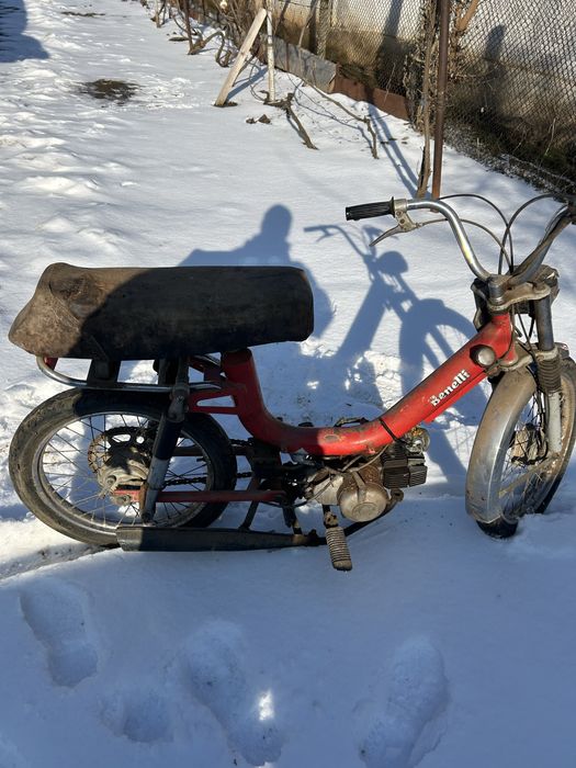 Moped benelli pe lant.