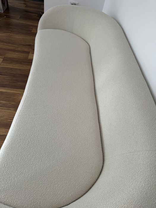 Canapea modernă bouclé alb, design curbat, stare foarte bună, 2 perne incluse