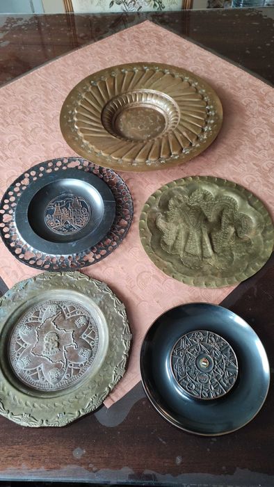 Стари стенни чинии от мед и месинг