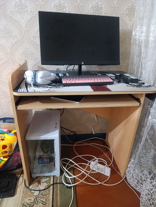 Продам компьютерный стол