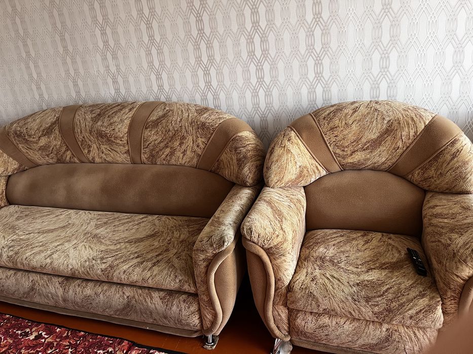 Продам два дивана с креслом б/у