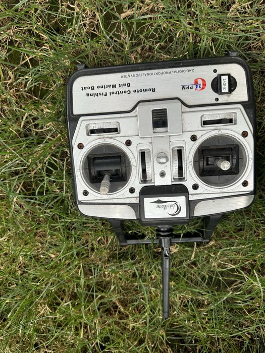 Лодка за захранка със сонар