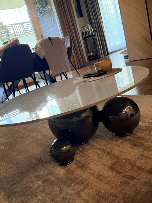 Уникална холна маса с бял мрамор и 3 метални топки за основа!