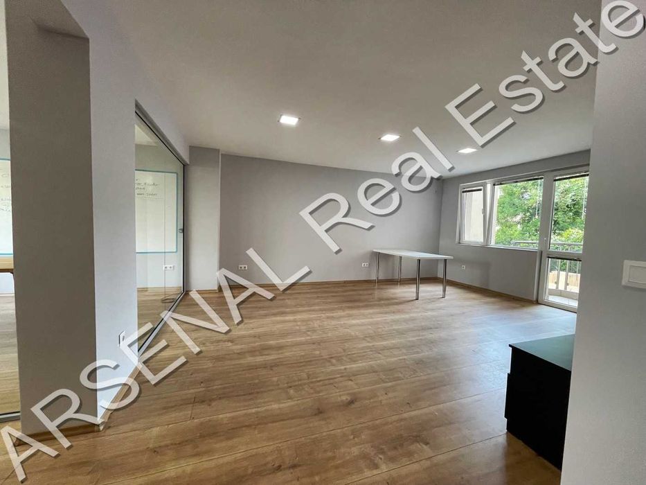 Офис под наем, Център