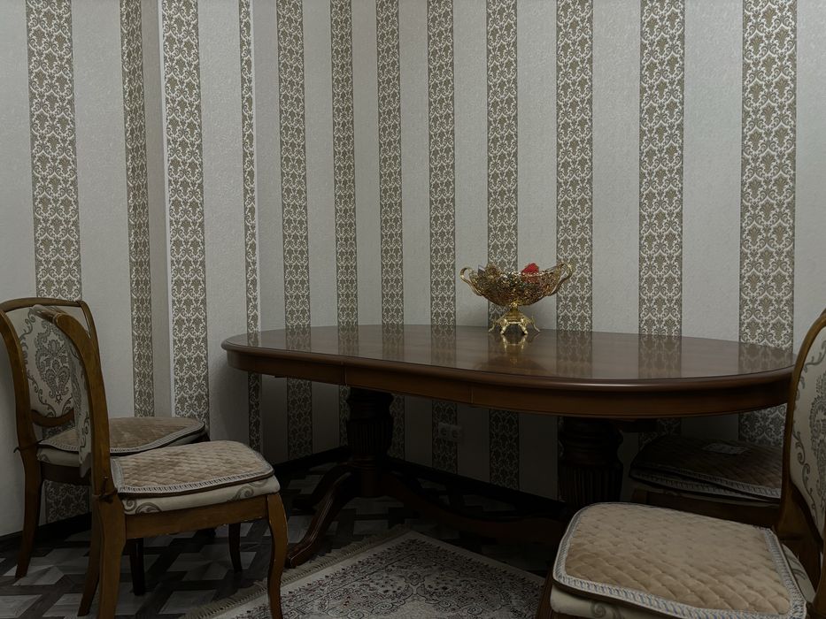 Стол со стульями