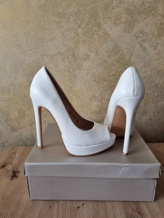 Елегантни обувки в бяло