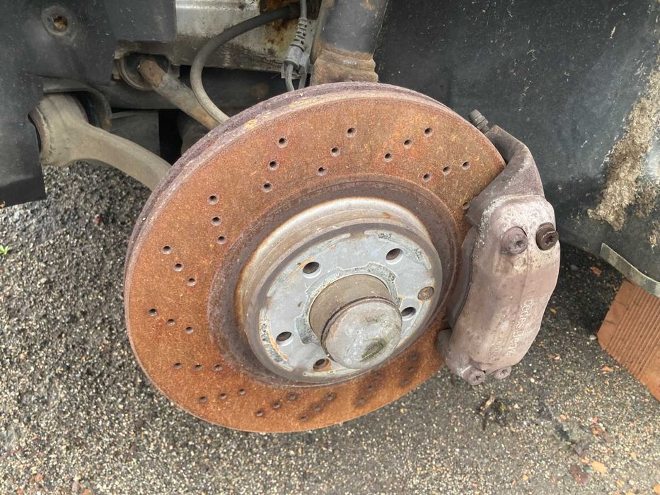 Спирачки апарати 4бутални 330мм надупчени дискове мерцедес слк350