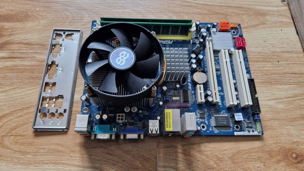 KIT Quad Core Q9300+Placa+4GB+Cooler+Shield !! CA NOU !! la 100lei!