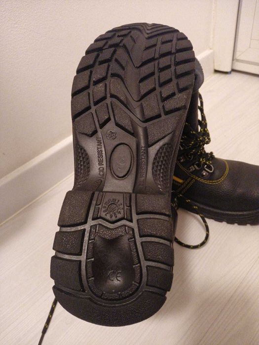 Bocanci de protecție îmblăniți pentru muncă, mărimea 43!