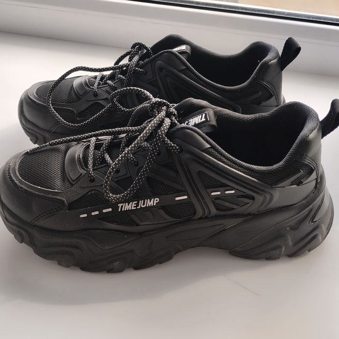 Продам кроссовки