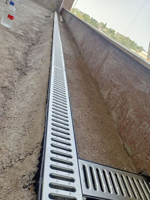 Брусчатка ва газон орасига бардюр орнига дренаж латок+копког