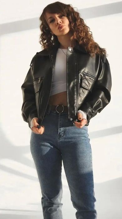 Кожаная куртка черного цвета