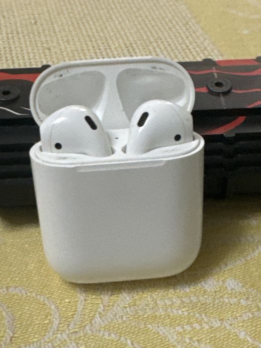 Продам AirPods 2 (оригинал) + чехол в подарок