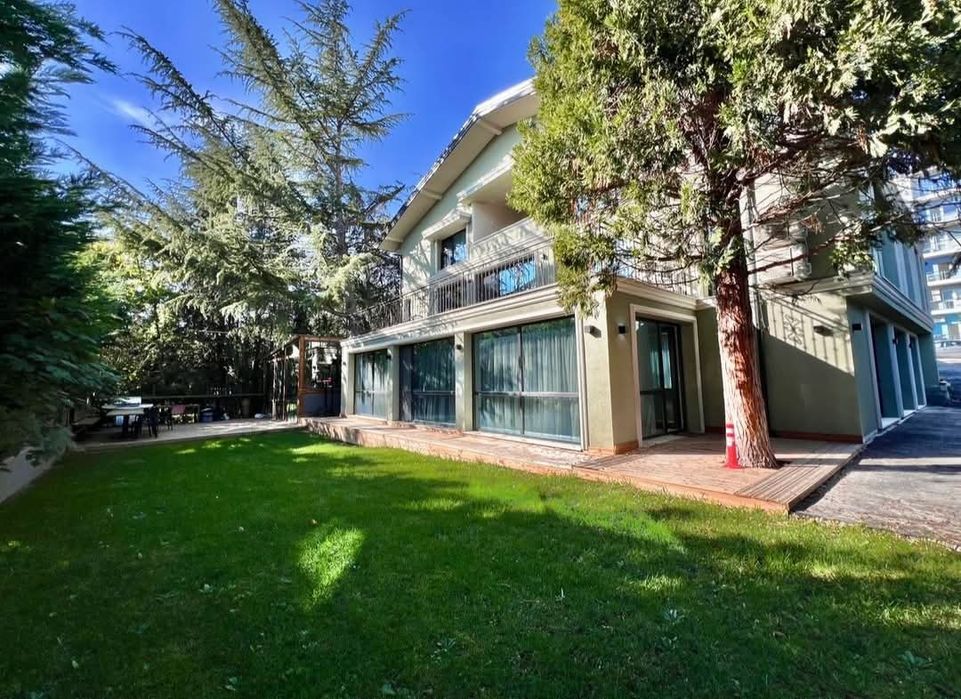 Продава се Хотел в к.к. Св.Св. Константин и Елена - 600 кв.м за 2500 €/кв.м - Снимка #1