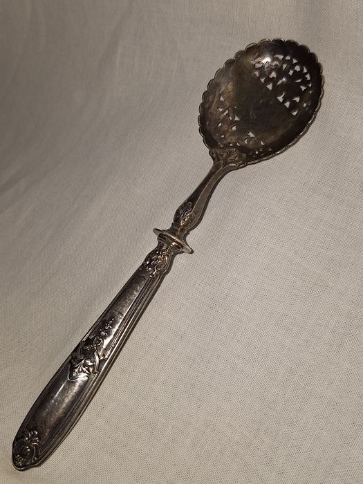 Старинна френска решетъчна лъжица за сервиране със сребърна дръжка