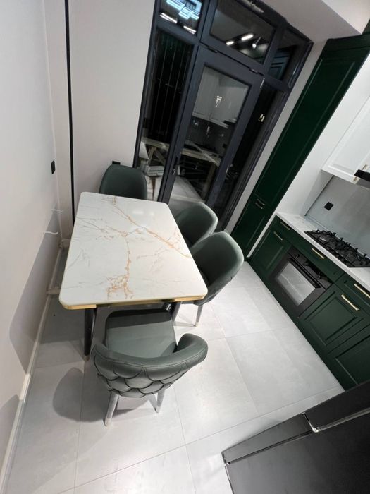 Oshxona uchun stol stullar.  4/1