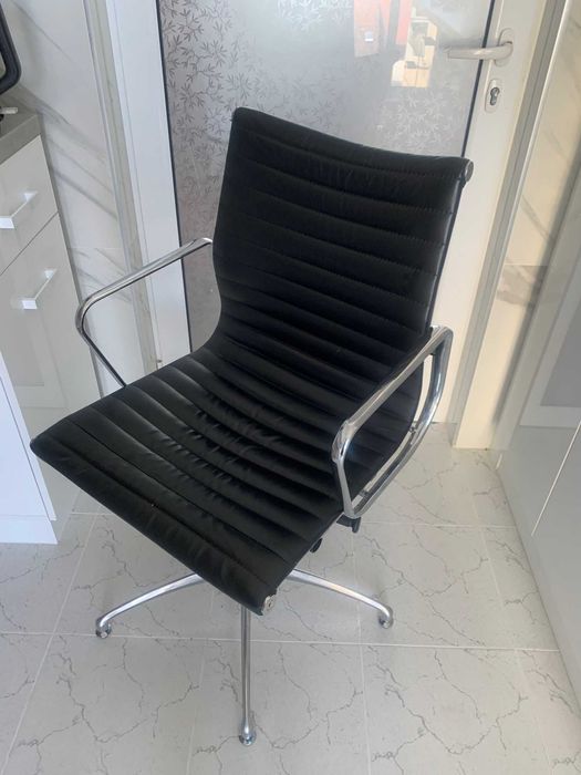 Продавам елегантен работен стол за бюро