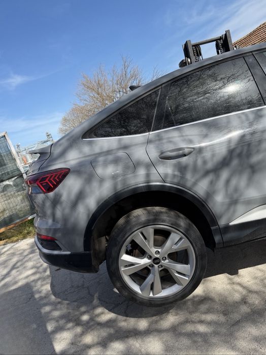 На части Audi Q4 35 e-tron 2024г Sline sportback 55kwh 170 конски сили sport auto супер запазена кола кожен салон отлични джанти и гуми.