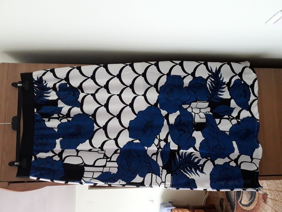 Fusta lunga cu șliț pe părți