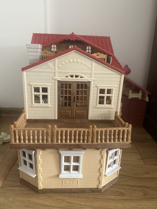 Sylvanian families/Callico critters casuta cu acoperis rosu mobilata cu familie de iepurasi ca si noua
