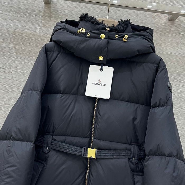 Продается пуховик Moncler