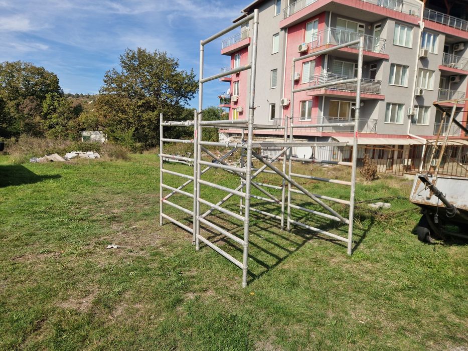 Вътрешни и външни мобилни скелета под наем.Височина по избор