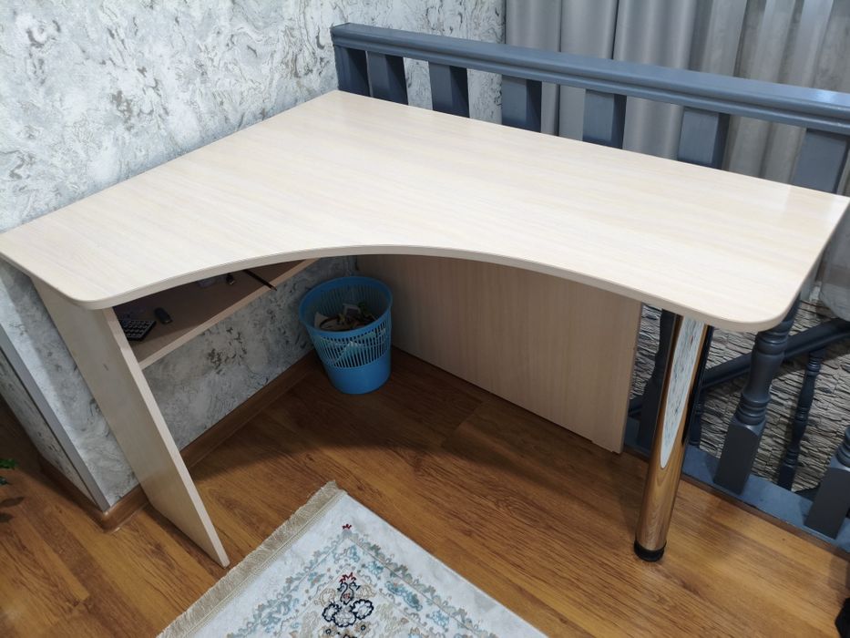 Продам стол угловой