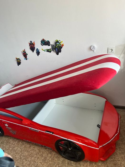 Продам детскую кровать машинку