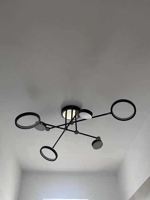 Vand lampa de tavan potrivita si pentru baie