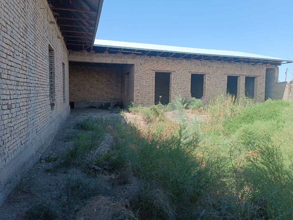 Uy sotiladi İpodrom bozori ketaverishda taxta bazani oldida