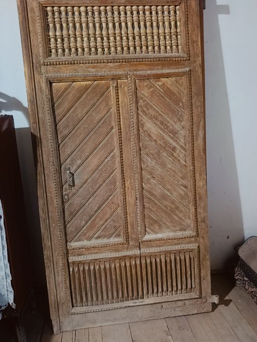 Taxta eshik va romlar