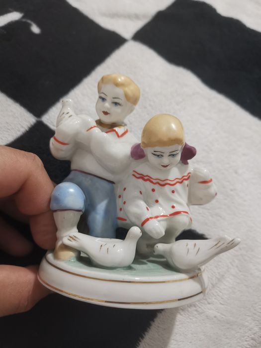 Статуэтка дети кормят голубей