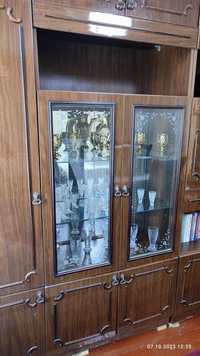 Yaxshi holatdagi stenka kiyim javoni bilan srochna sotiladi