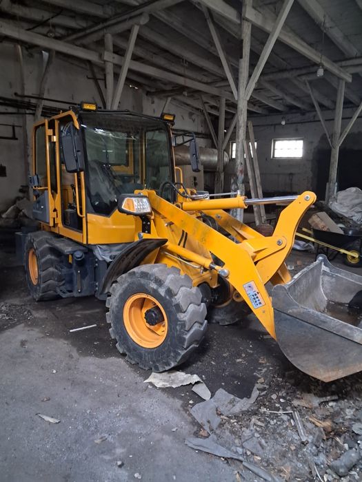 Трактор погрузчик