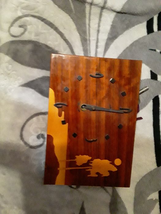 Настеные  механические часы