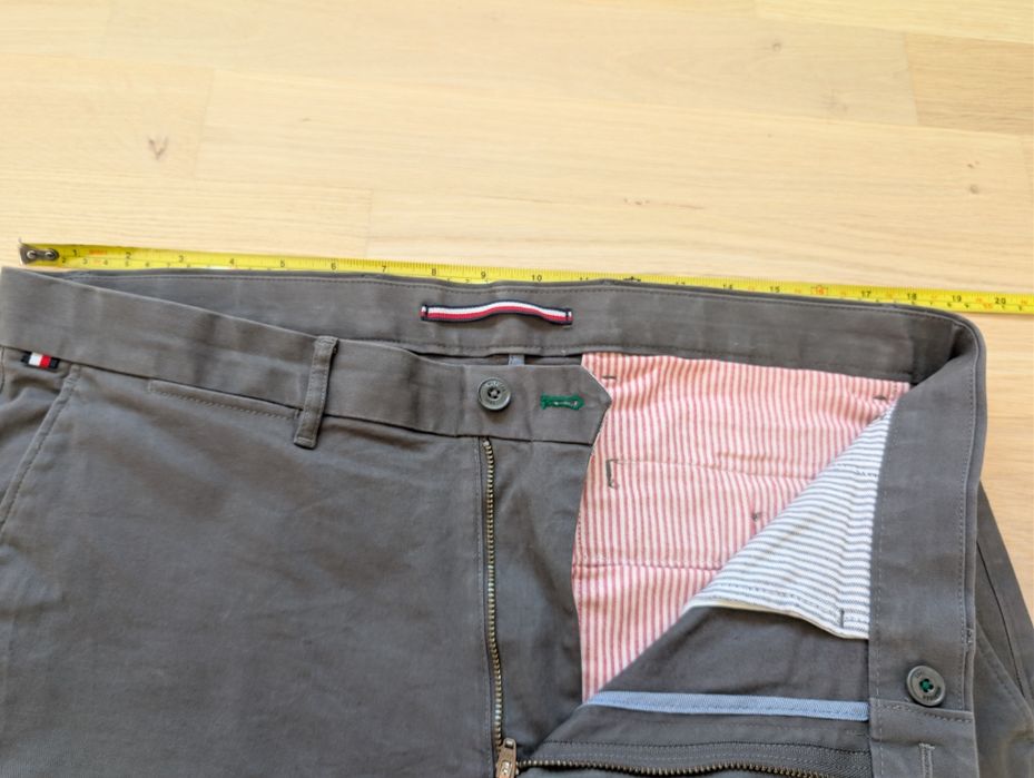 Vând pantaloni Tommy Hilfiger XXL