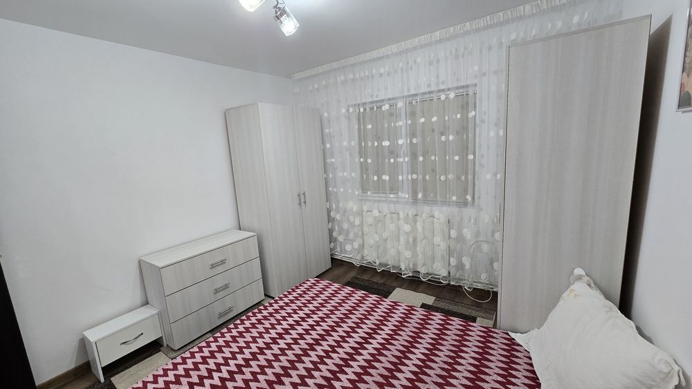 Apartament cu 3 camere de închiriat