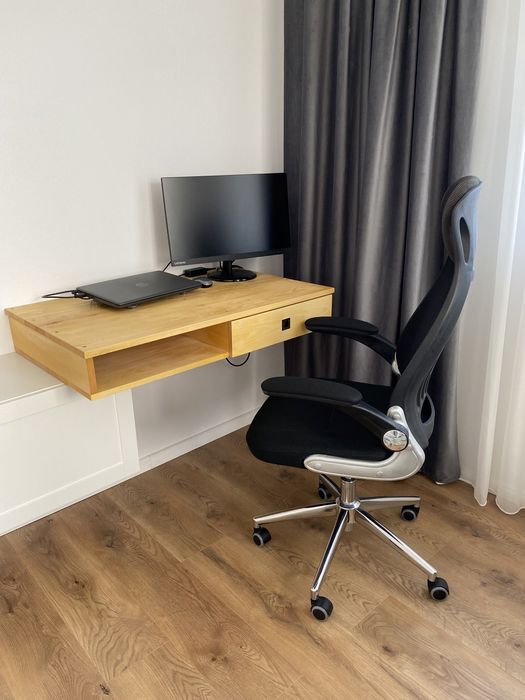 Birou suspendat din lemn masiv ( făcut la comandă)