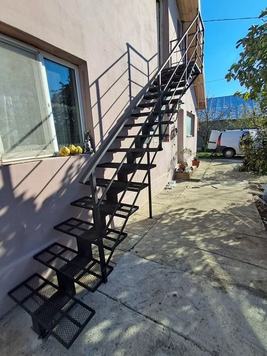 Scări metalice exterioare pe vang central