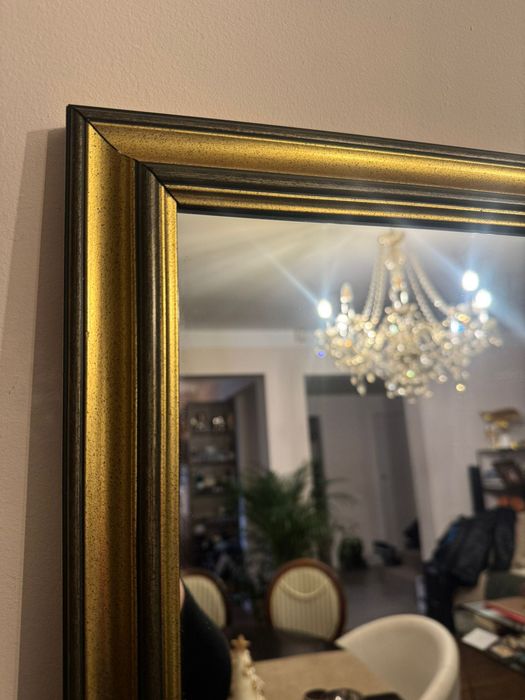 Oglinda dreptunghiulară cu ramă din lemn aurie în relief