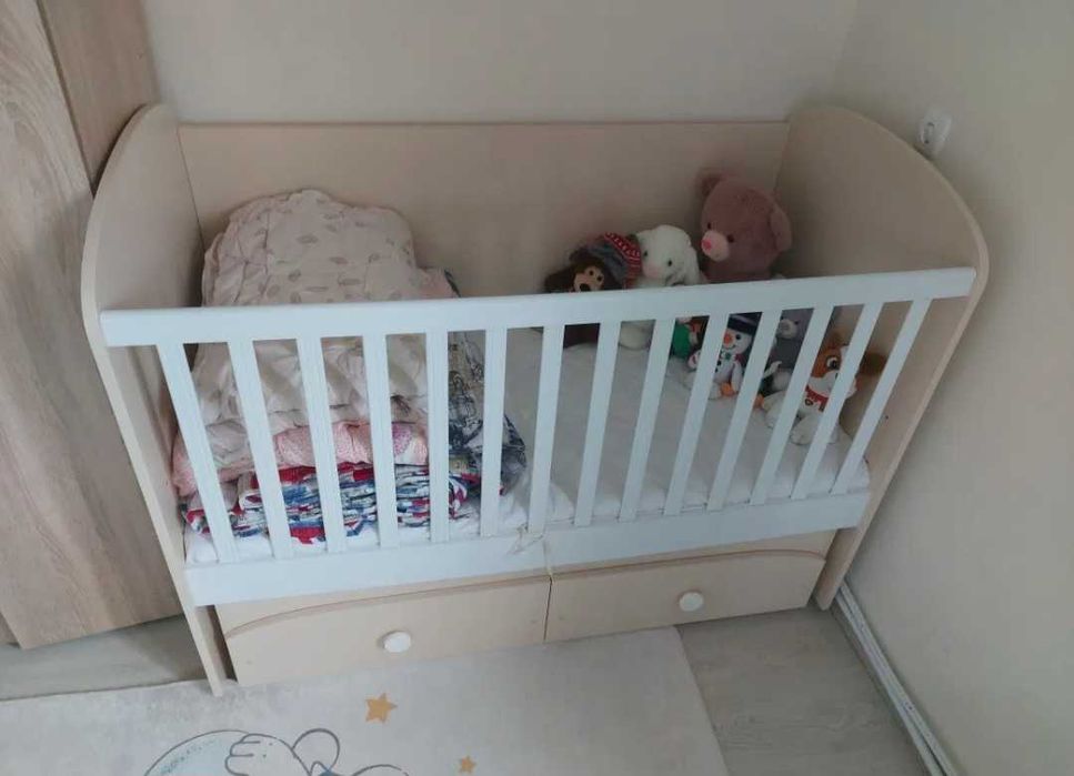 Детско / бебешко легло / кошара, с люлеещ механизъм, неизползвана.