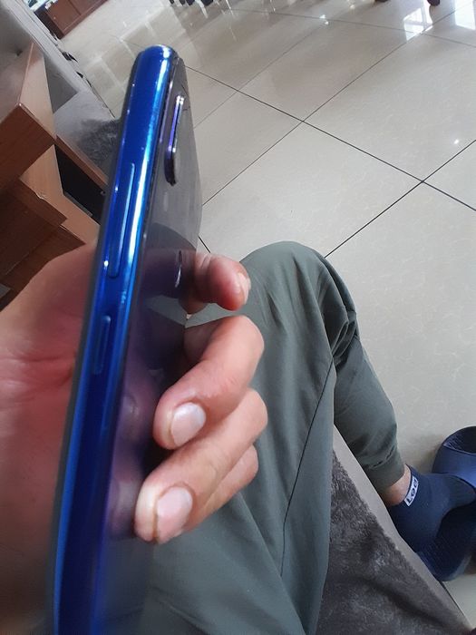 Redmi note 7 64 talik holati o'rta ekran sal ochilgan holos