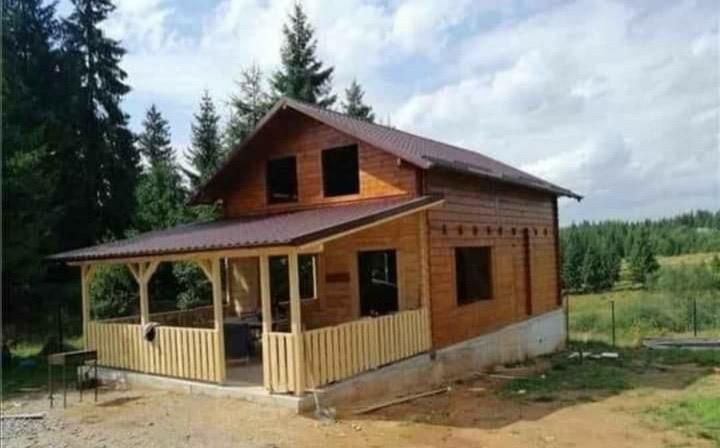 Cabane tip a din lemn uscat si madiv