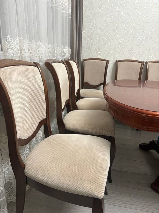 Деревянный стол со стульями