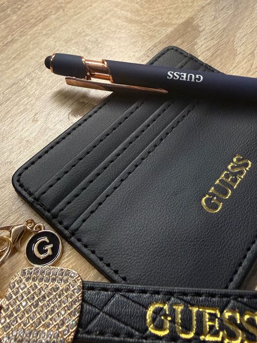 Комплект химикалка Guess Картодържач и ключодържател