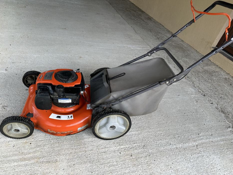 Masina de tuns gazonul pe benzina Husqvarna LC 153, 3 CP, 150 CC, 53 cm latime lucru, 56.6 l sac colector