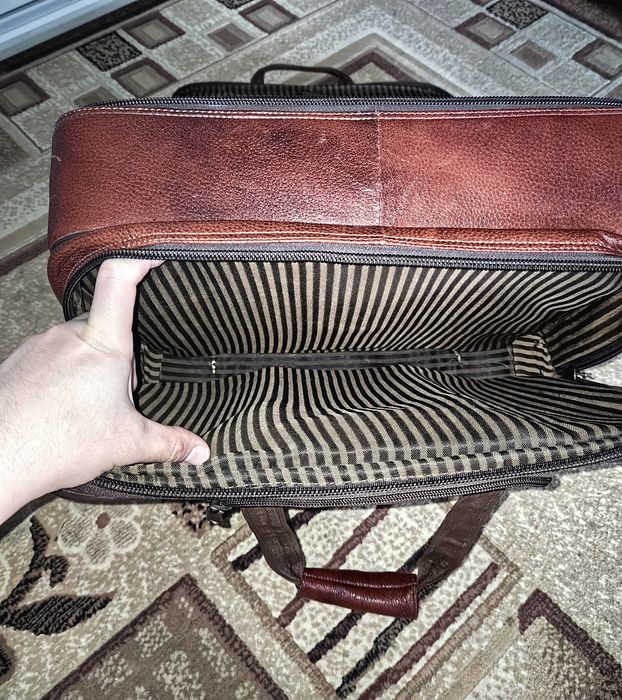 Кожаная сумка на колёсах