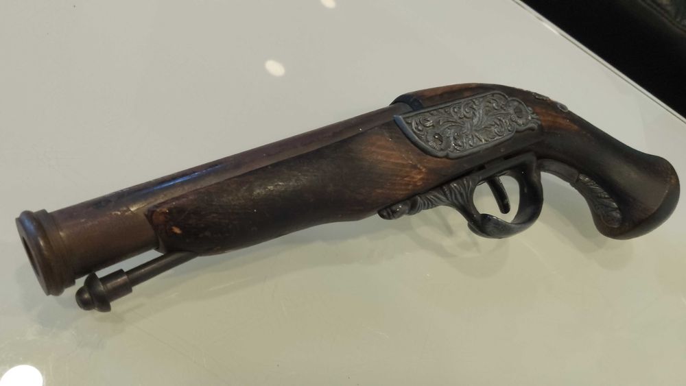 Pistol de colectie, panoplie