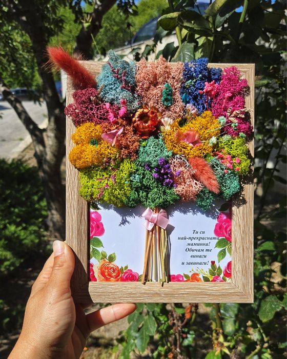 Красива картина букет за всеки повод декориран със скандинавски мъх