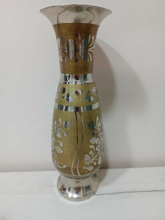 Ваза. Латунь. Зеркальное отображение.